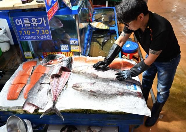 การต่อสู้เหนืออาหารทะเล: มองการเมืองเกาหลี