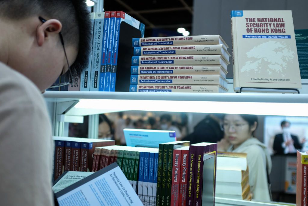 การปราบปรามของจีนต่อการสนับสนุนภาษากวางตุ้งในฮ่องกง: ความลาดชันที่ลื่น