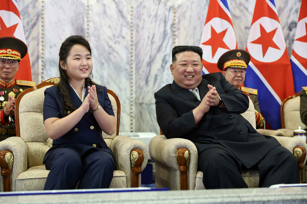 คิมจองอึนและลูกสาวของเขาเฉลิมฉลองครบรอบ 75 ปีของเกาหลีเหนือด้วยขบวนพาเหรดทหารครั้งใหญ่